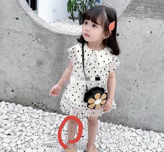 露腿、扭屁股，被父母提前收割的童模如何一步步成为赚钱的机器