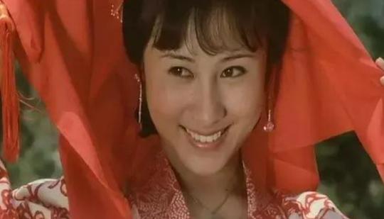 童年女神：少林寺被王仁则绑起的牧羊女，为何成名后出国至今未婚