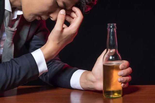 白酒和啤酒哪一种对肝脏的伤害大 白酒和啤酒哪一种对肝脏的伤害大