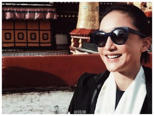 陈坤晒与周迅合影秒变陈三岁，周迅穿旗袍吃火锅发际线抢镜