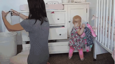 1岁宝宝被查出近视：幼儿视力很脆弱，这件事越晚做越好