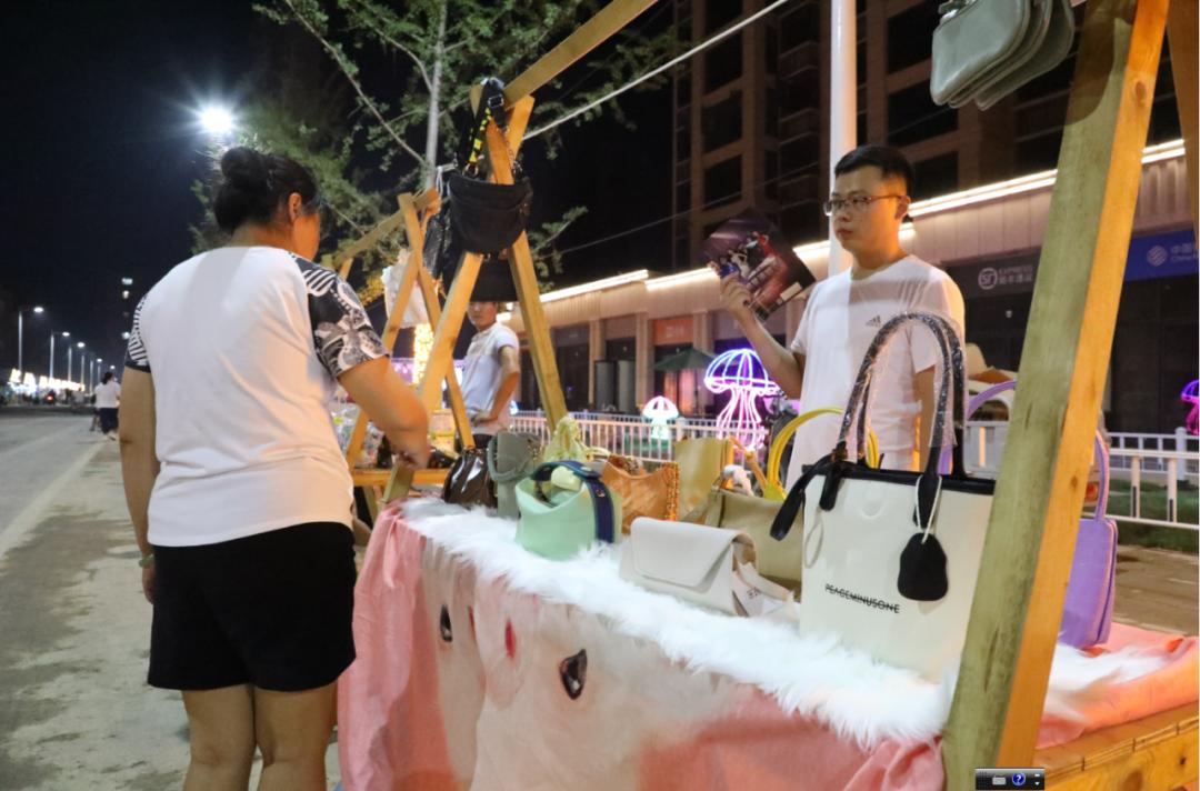 夜幕下有什么美食作文（一曲成都曾经火遍大江南北）
