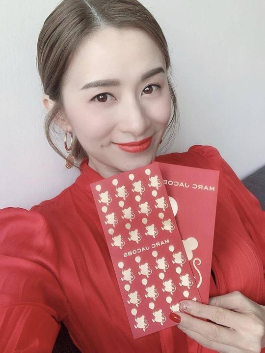 自言性格保守拒拍亲热戏36岁tvb前小花与老公浪漫出游贺结婚周年