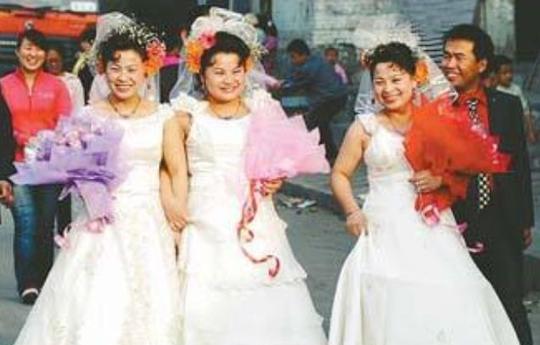 三胞胎姐妹结婚，嫁给当地富豪，六年后父亲去世，姐妹们见面傻住