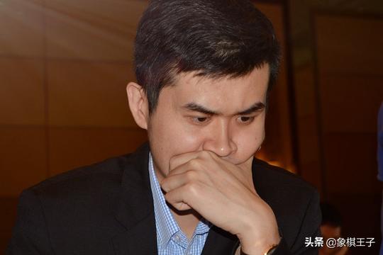 地球上下象棋最厉害的人输了，王天一惨败给胡荣华徒弟，被四子杀