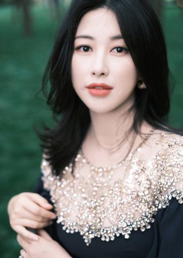 朱珠国外留学派对抽烟表情照片