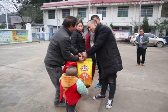 凯里返乡创业青年杨光富捐资为开发区红岩村集体经济“解锁”