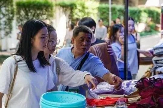 昔日学校“躺赚”的生意，做得好年入百万，今频繁换人开不下去？