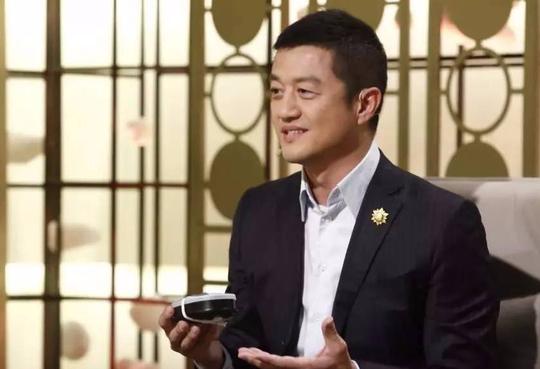 李亚鹏百万座驾巡视新店，明明可以靠演戏赚钱，偏偏爱做赔本生意