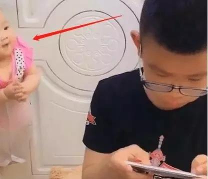 抖音“最懒小舅舅”火了，用这样的方式来带娃，网友：捡到宝了