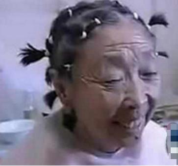 惊呆了！80岁大妈为嫁给小男友，毅然飞去韩国整容，结果成这样