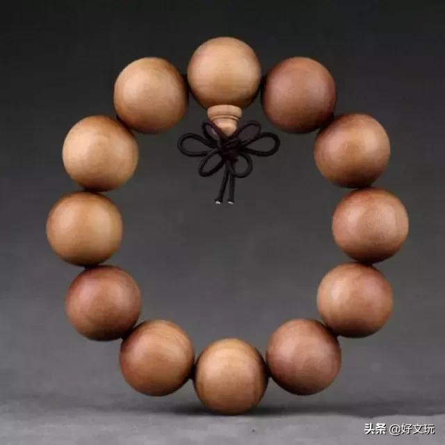 "檀香紫檀",俗称"小叶檀",别名青龙木,主要产于印度及马来半岛,菲律宾