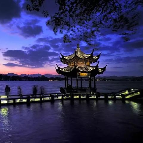 赞美杭州西湖美景词句？