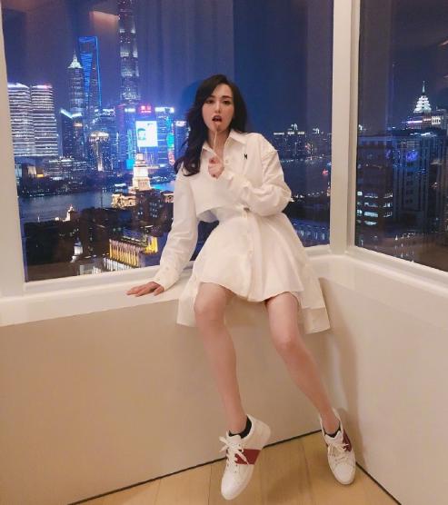 唐嫣孕后在楼道内晒自拍，字母毛衣搭配马丁靴，一双漫画腿抢镜