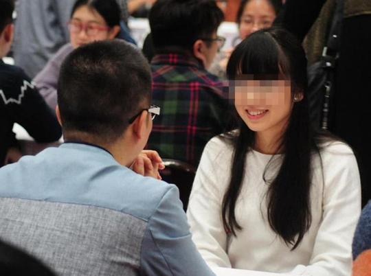脱单比挣钱难？大龄剩女遭遇相亲对象夺命三连问：你能不能生孩子