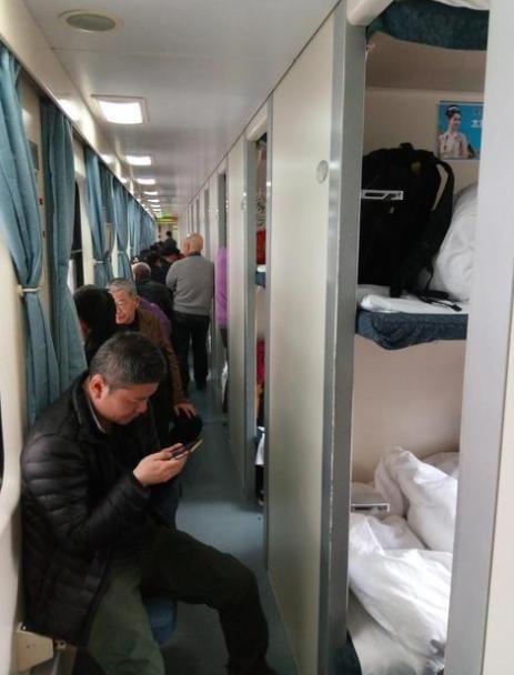 坐火车硬卧行李放哪坐火车硬卧行李箱放哪