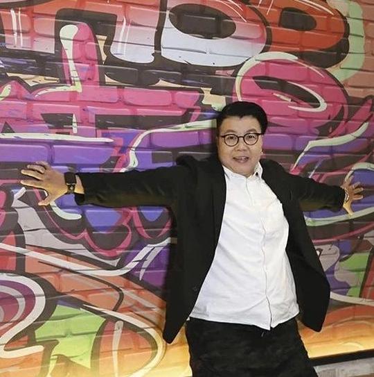 曾演tvb剧集深入民心！52岁资深主持遭解雇后创业：如今成为老板