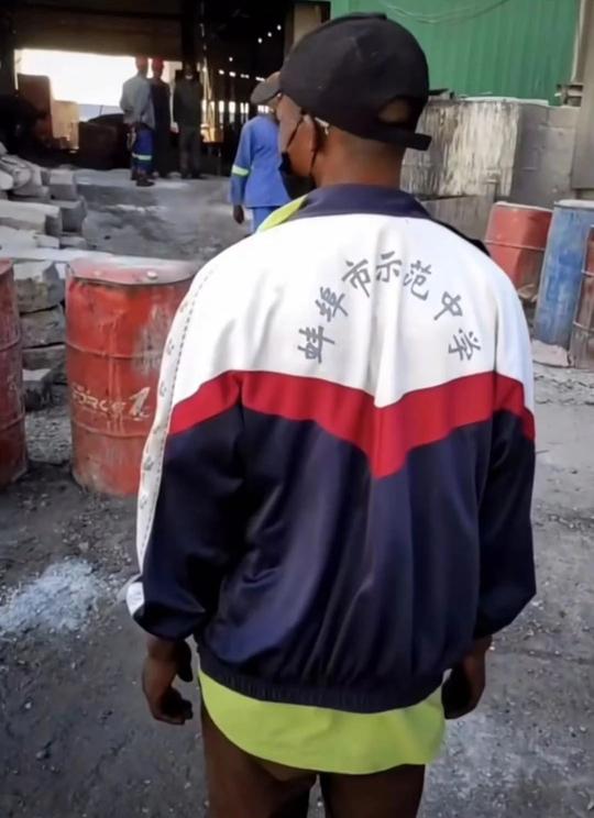 黑人也送外卖？二手衣服跨越大洋，隐藏在角落的生意