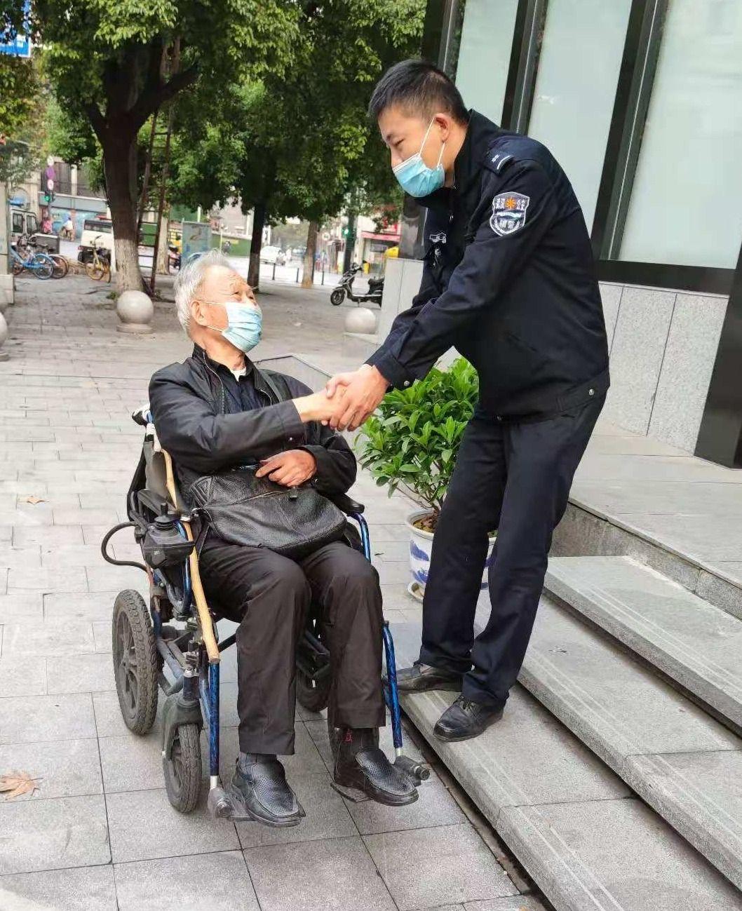电动汽车门锁住了怎么办