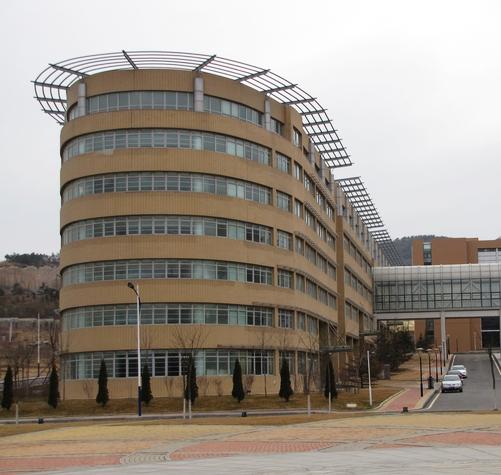 大连外国语大学是几本(大连外国语大学宿舍环境怎么样住宿条件好不好)