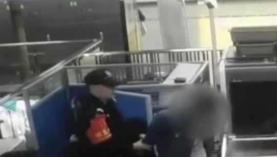 男子乘地铁拒绝安检，一脚踹倒安检设备，还故意将台账扔到地上