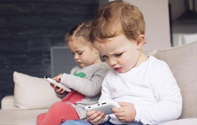 孩子沉迷手机家长应该怎么做比较好 孩子沉迷手机家长应该怎么做比较好