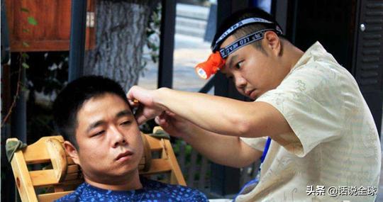 街头“免费掏耳”骗局全过程，受骗的老人还对骗子感激不已