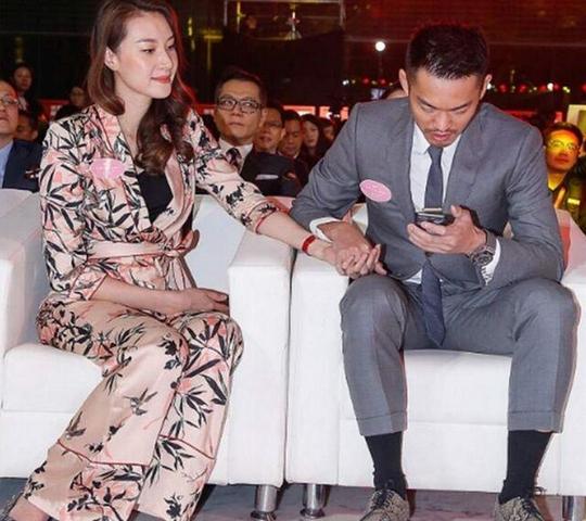 林丹爱妻晒近照，罕见穿短裙，肤白貌美大长腿，如今创业成女强人