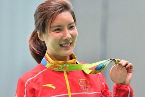 射击冠军杜丽，满脸痘痘早已消失，现嫁小4岁师弟，39岁韵味十足