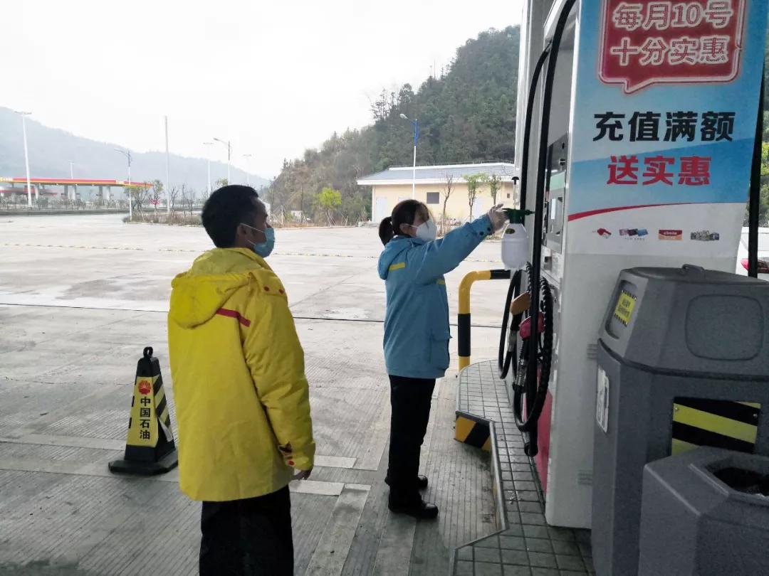 加油站的站长工资高吗全国各地的加油站员工每个月工资能拿多少