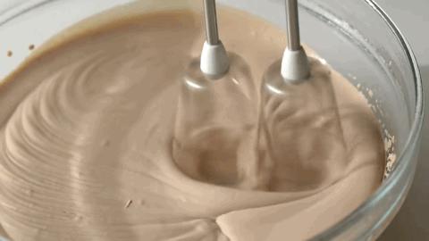 咖啡用淡奶油做奶油怎么做(蛋糕店里的蛋糕怎么可以维持那么长的时间)