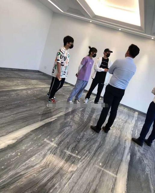王思聪带女生现身楼盘看房是真的吗