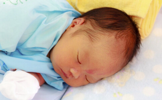 小孩子出生后多久可以用枕头