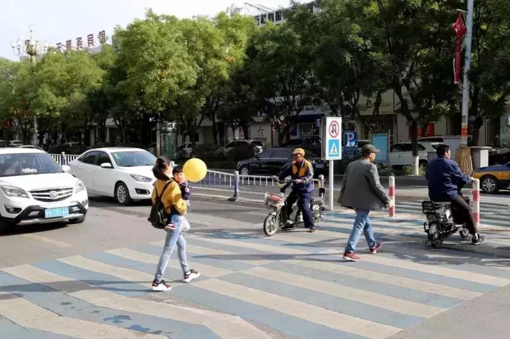 行人红绿灯图片绿灯的时候行人在人行道上没有礼让会被拍吗