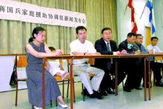 清华副教授全家移民海外，靠刷油漆艰难度日，最终从桥上一跃而下