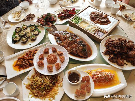 中秋节家人聚餐，11道菜550元，结账老板说：免单！太会做生意了
