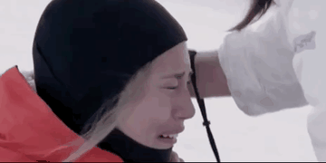 谷爱凌边化妆边赶作业图片