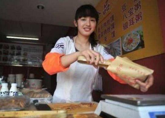 网红小妹卖“天价鸡蛋”，15元一个，路人却嫌贵，吃过的人都说赚