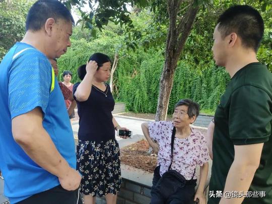 老人没吃早饭散步低血糖晕倒路过武警第一时间救援事后默默离开