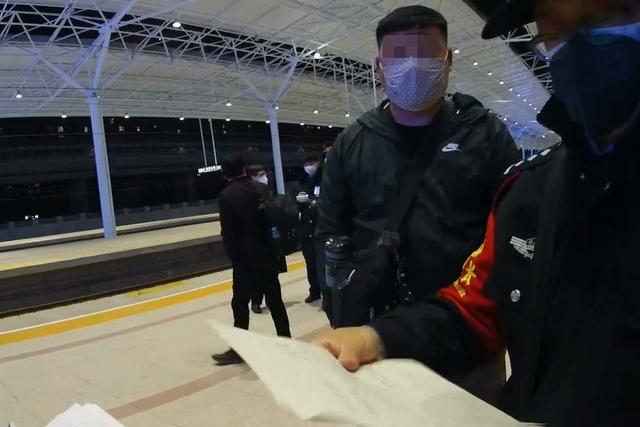 躲高铁卫生间吸烟被限乘180天怎么回事