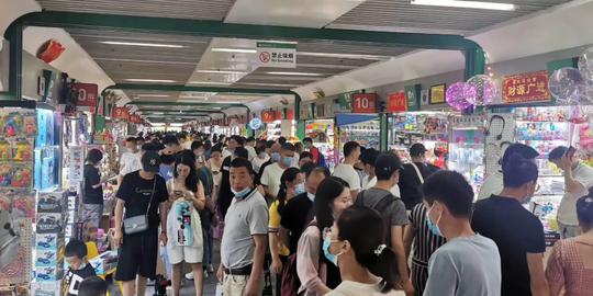 义乌国际商贸城一区生意火爆，地摊经济果然厉害
