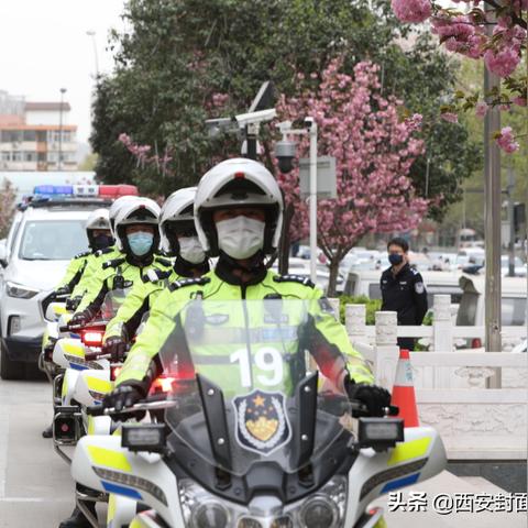 西安路边违停贴罚单需要带什么证件交罚款？