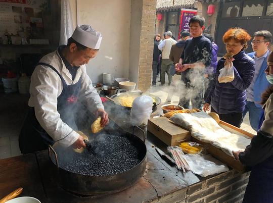 农村大叔卖永济石子饼，靠“黑色”调料，一天最多卖2000个