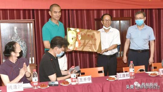 今天，湖北省作家协会文学创作基地在武汉蔡甸这里挂牌