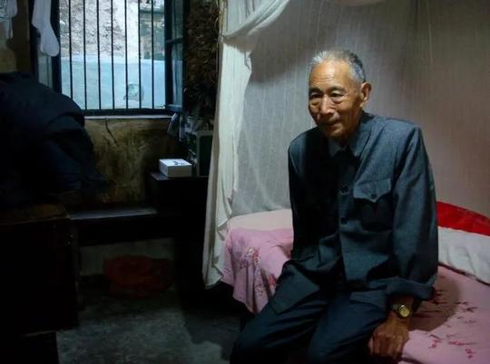 当今独居老人，意外的事故不断发生，给人们带来沉重的思考