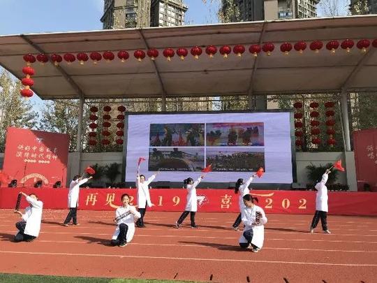 校园巡游庆新年，成都七中初中学校同学用自己的方式讲述中国故事