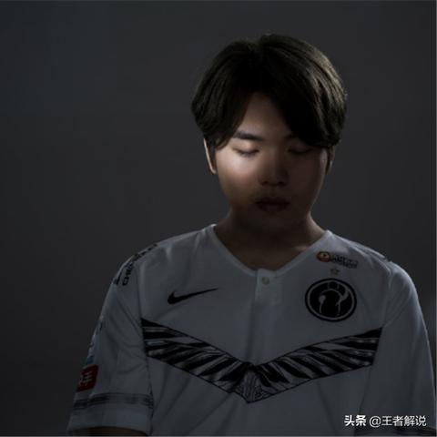 足球生队服怎么拍