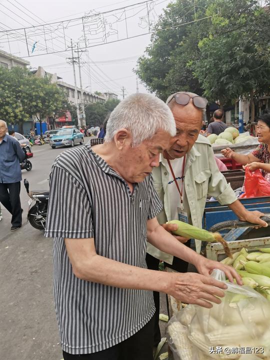 老夫妻耕种14亩土地，到了冬天还在想办法挣钱