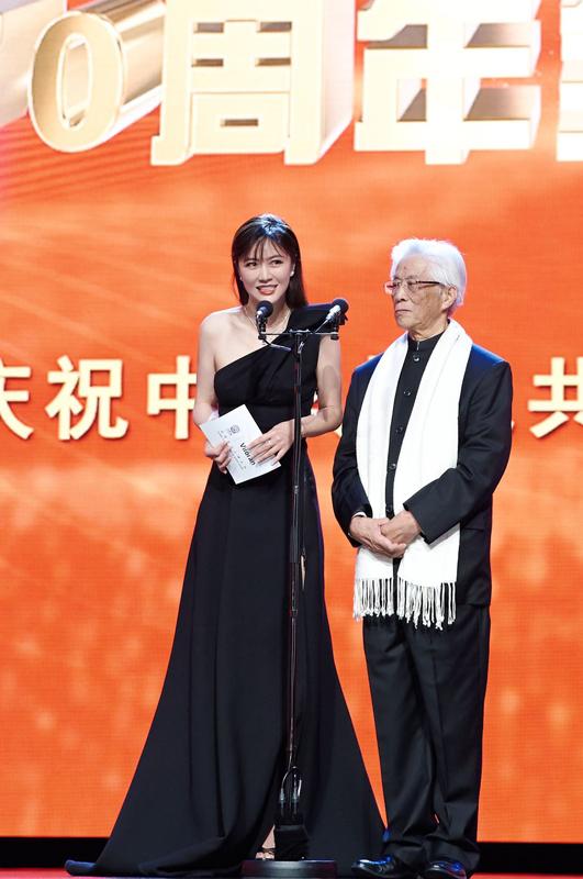 44岁田海蓉华鼎获奖，都在赞赏她的演技，却忽视了她多么美丽时尚