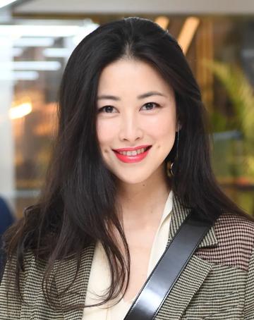 朱珠国外留学派对抽烟表情照片